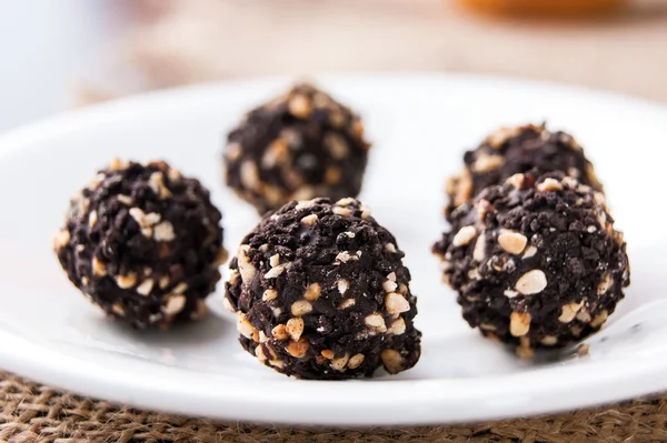 Palle di cioccolato su un piatto — Foto Stock