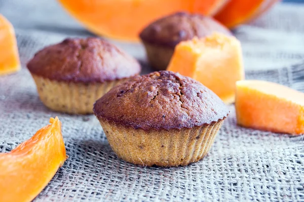 Muffin di zucca su uno sfondo di iuta — Foto Stock