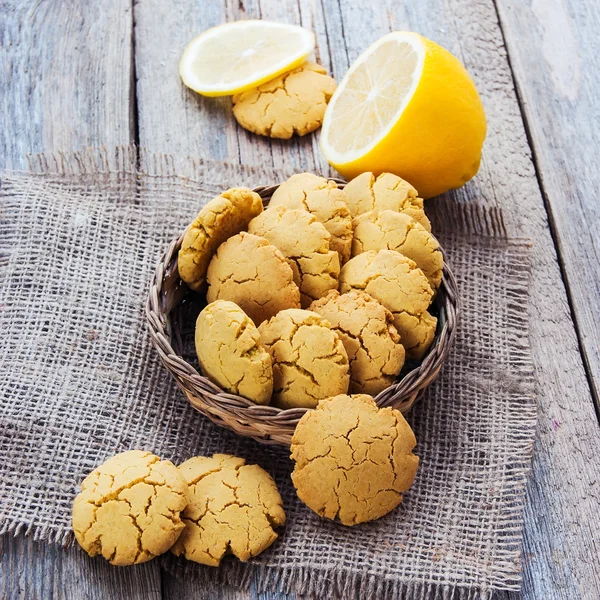 Homemade corn biscuits with lemon — Stock Photo, Image