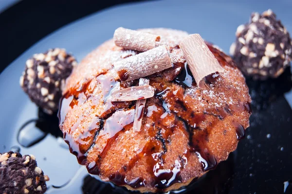 Muffins with chocolate and syrup — Stock Photo, Image