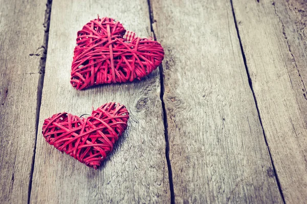 Corazón rojo sobre un fondo de madera —  Fotos de Stock