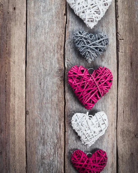 Corazón sobre fondo de madera. Estilo vintage. — Foto de Stock