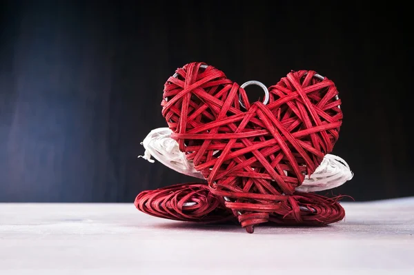 Patrón en forma de corazón de madera en el fondo de madera — Foto de Stock