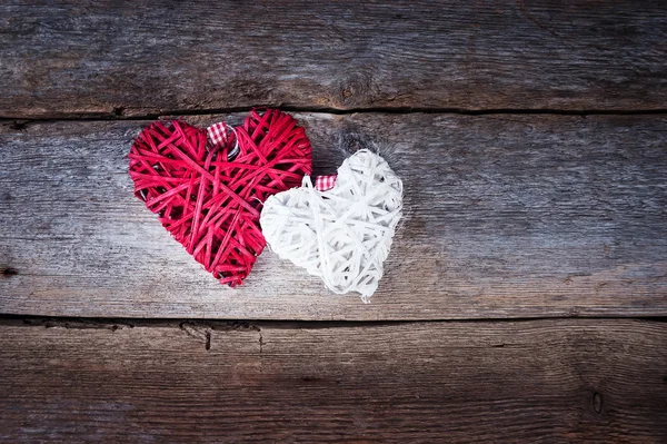 Rødt hjerte på trebunn – stockfoto