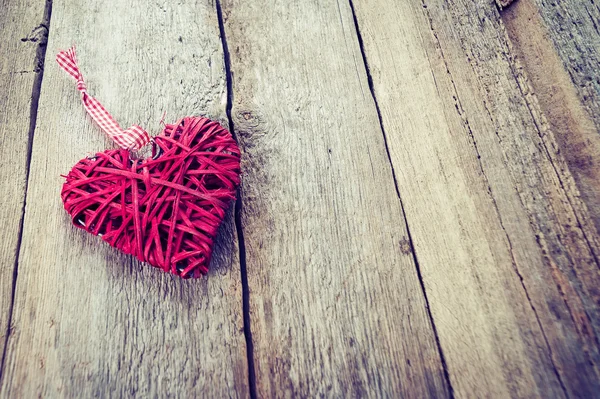 Corazón rojo sobre un fondo de madera — Foto de Stock