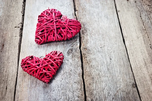 Corazón rojo sobre un fondo de madera — Foto de Stock