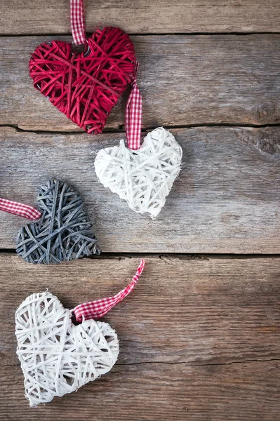 Corazón sobre fondo de madera. Estilo vintage. — Foto de Stock