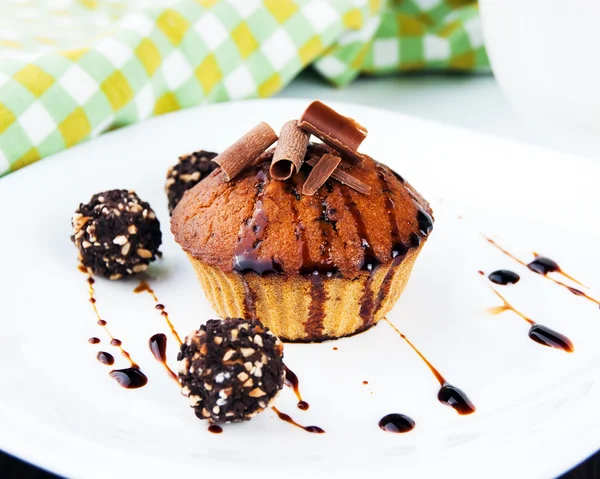 Muffin al cioccolato e sciroppo — Foto Stock