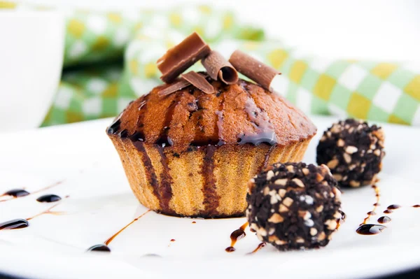 Muffiny s čokoládou a sirup — Stock fotografie
