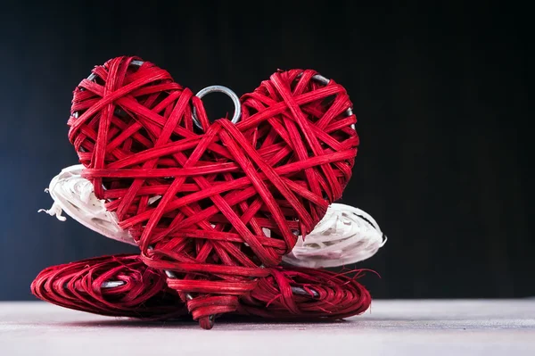 Patrón en forma de corazón de madera en el fondo de madera — Foto de Stock