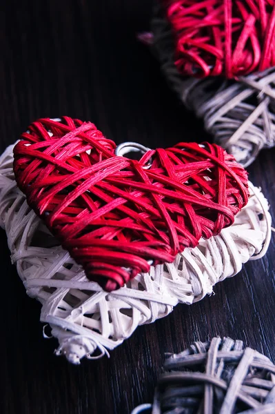 Valentines projekt - serce w łańcuchy. Koncepcja miłości na tle drewniane. — Zdjęcie stockowe