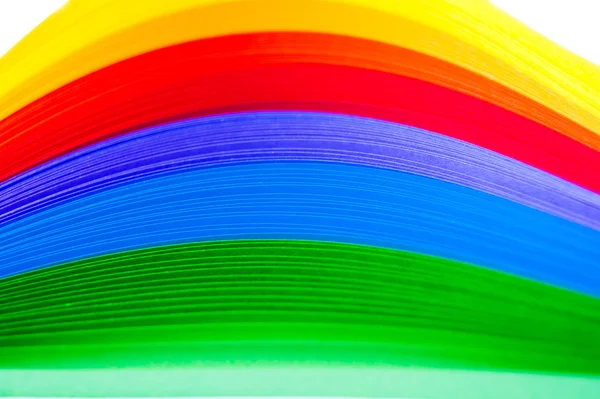 Цветная радужная бумага для перьев, выложенная волнами и формами — стоковое фото
