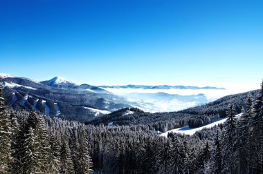 dağ manzarası ile kar ve bulutlar tarafından kaplı tepeler