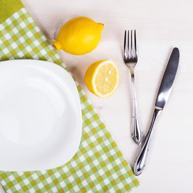 ahşap arka plan üzerinde peçeteye çatal bıçak takımı