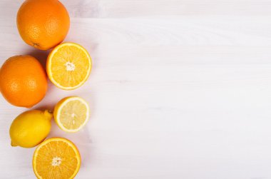 taze portakal ve limon ahşap zemin üzerinde