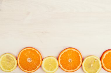 taze portakal ve limon ahşap zemin üzerinde