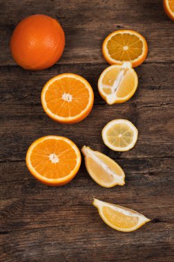 taze portakal ve limon ahşap zemin üzerinde