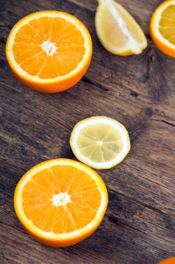 taze portakal ve limon ahşap zemin üzerinde