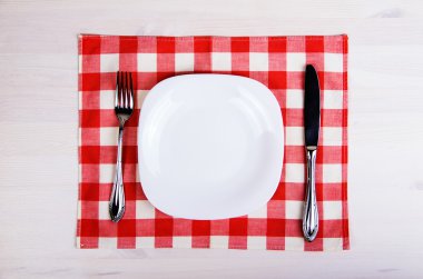 Boş tabak çatal ve bıçak üzerinde ahşap backgr masa örtüsü