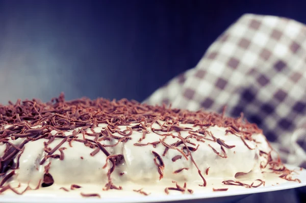 用巧克力装饰的白色蛋糕 — 图库照片