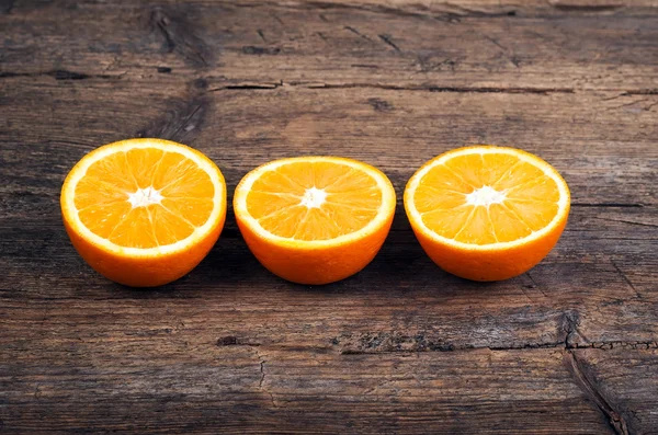 Oranges fraîches sur fond en bois — Photo