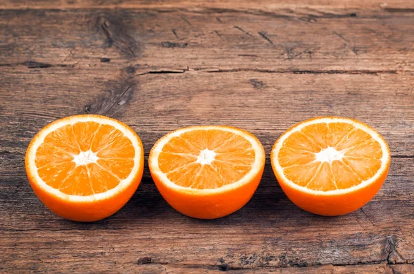 Oranges fraîches sur fond en bois — Photo