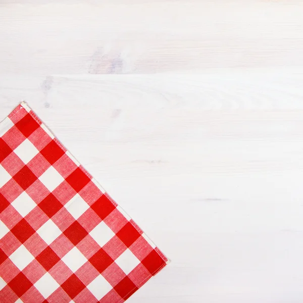 Serviette à carreaux rouge sur fond en bois — Photo