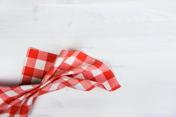 Serviette à carreaux rouge sur fond en bois — Photo