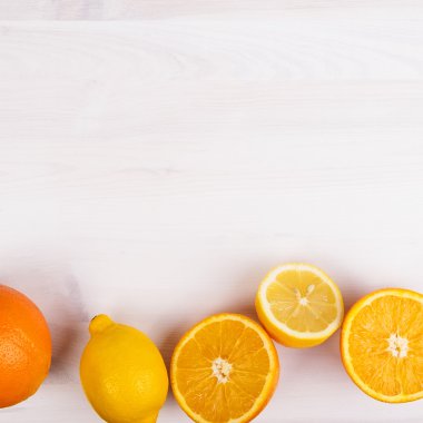 taze portakal ve limon ahşap zemin üzerinde