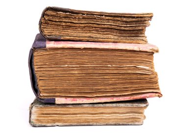 Beyaz arkaplanda izole edilmiş eski kitapların yığını