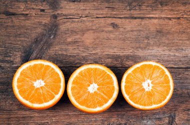 Ahşap arka planda taze portakallar