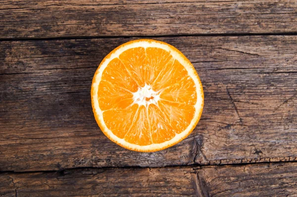 Naranjas frescas sobre fondo de madera —  Fotos de Stock