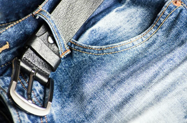 Güzel mavi kot pantolon deri kemer ile detay — Stok fotoğraf