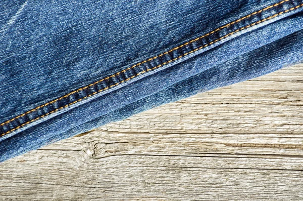 Jeans blu su vecchia superficie di legno — Foto Stock