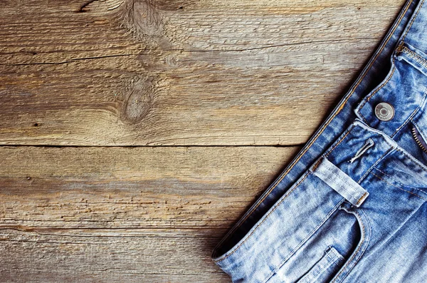 Jeans de poche sur fond en bois — Photo