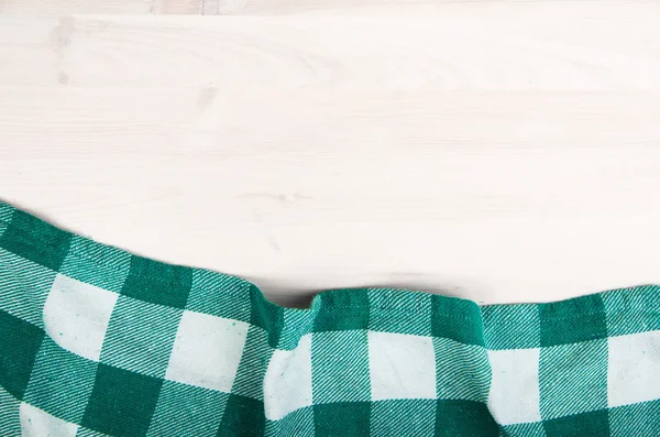 Toalha de mesa dobrada verde sobre mesa de madeira branqueada — Fotografia de Stock