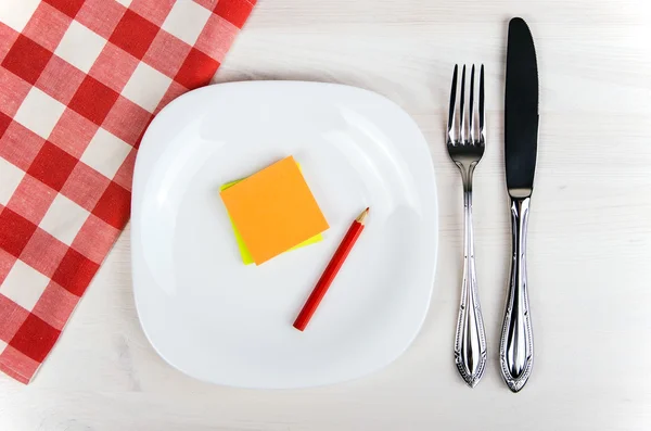 빈 접시, 나이프와 포크와 나무 테이블에 빨간 냅킨 — 스톡 사진
