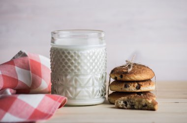 süt yulaf ezmeli kurabiye ve peçete ile fincan