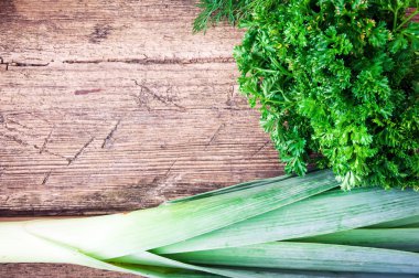 Tahta arka planda taze yeşil sebzeler