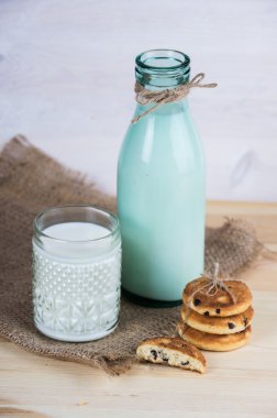 süt yulaf ezmeli kurabiye ve peçete ile fincan