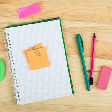 defterler, kalemler ve etiketlerini ahşap zemin üzerinde