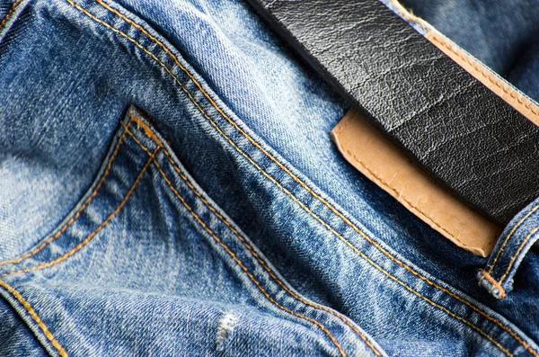 Деталь красивых синих джинсов с кожаным ремнем — стоковое фото