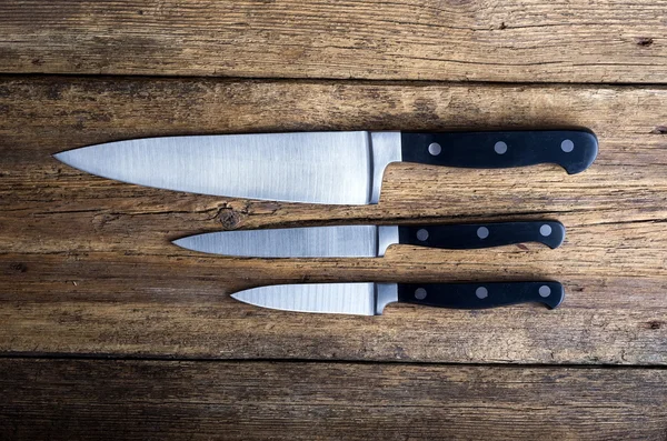 Couteau sur table de cuisine rustique avec espace de copie — Photo