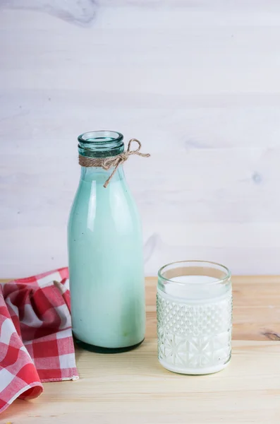 Чашка молока з вівсяним печивом і серветкою — стокове фото