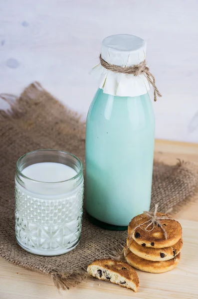 Süt yulaf ezmeli kurabiye ve peçete ile fincan — Stok fotoğraf