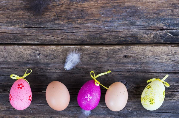 Huevos de Pascua sobre fondo de madera — Foto de Stock