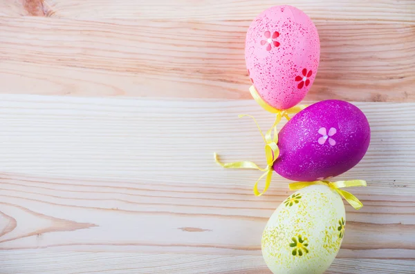 Huevos de Pascua pintados sobre un fondo blanco —  Fotos de Stock