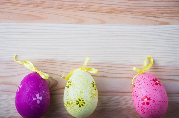 Huevos de Pascua pintados sobre un fondo blanco —  Fotos de Stock