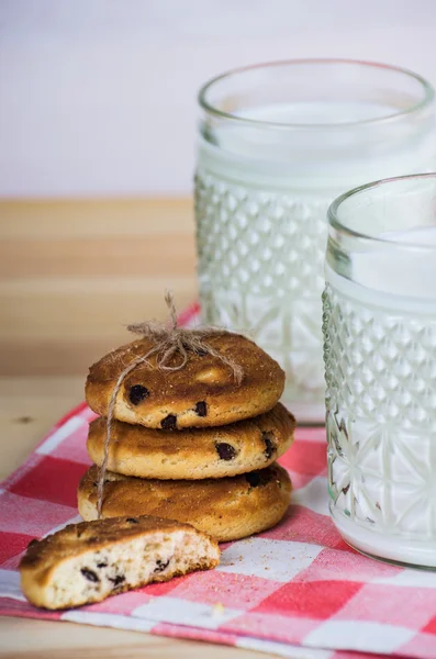 Taza de leche con galletas de avena y servilleta — Foto de Stock