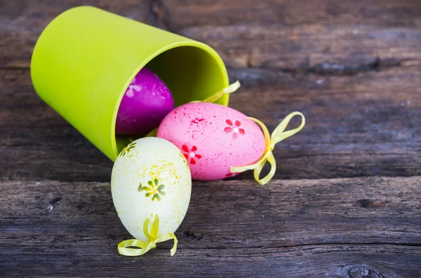 Huevos de Pascua en la cesta sobre fondo rústico de madera — Foto de Stock
